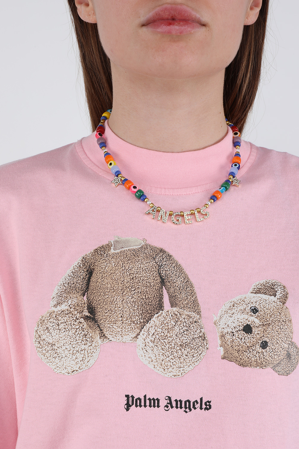 תמונת כל הלוק של שרשרת חרוזים עם לוגו צ'ארם בציפוי זהב